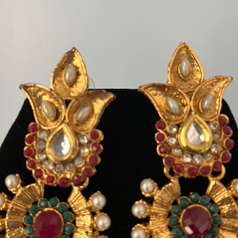 Gorgeous drop earrings - gold tone with colored stones and pearls - Picture 6 of 7